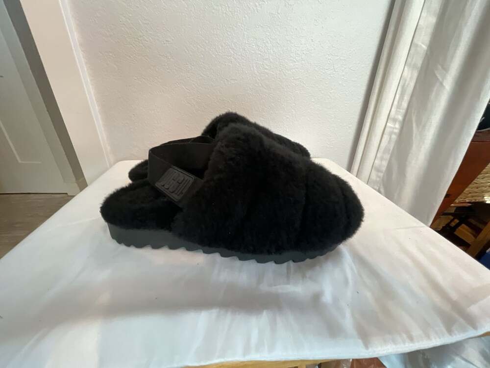 UGG® Fluff Yeah Slide - Women’s 7.5- Black
Platform
Sling back